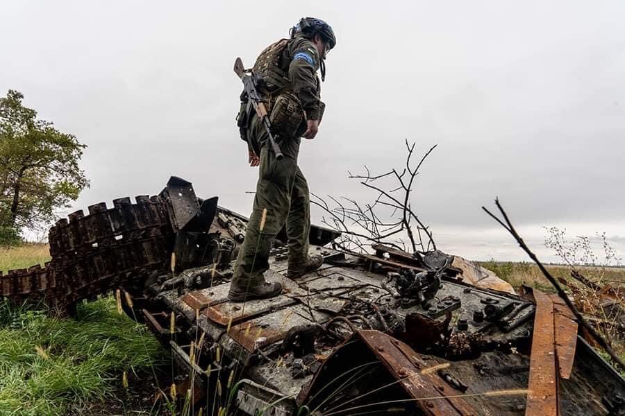 Ukrainian forces surround key Russian-held town