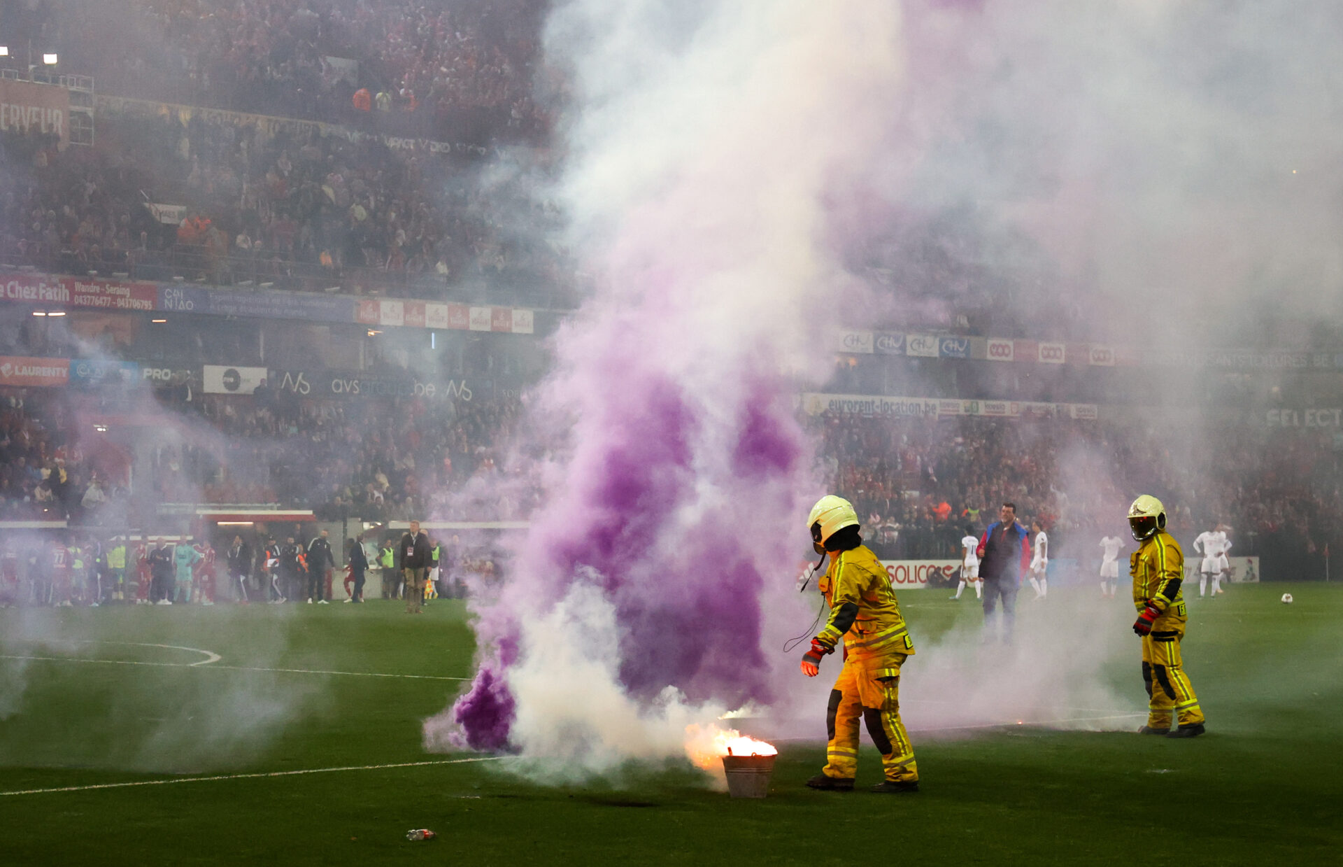 Standard Liege v Anderlecht abandoned because of flares & smoke - BBC Sport