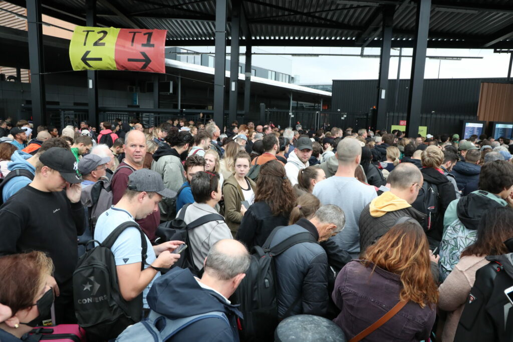Charleroi Airport security strike continues: Passengers try to force entry