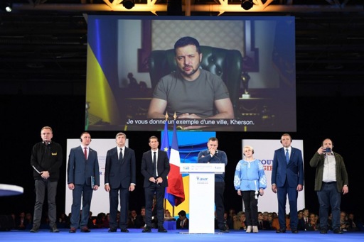 War in Ukraine: President Zelensky calls on French mayors to provide aid to 'survive the winter'