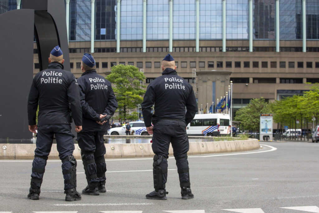 Two suspects arrested after knife threat to police officer at Brussels North Station