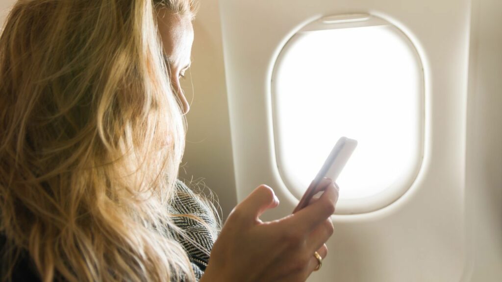 Bye-bye airplane mode: EU allows smartphones during flights