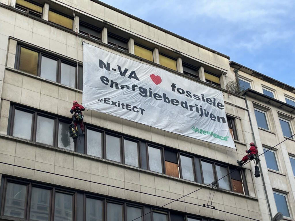 Greenpeace protests outside N-VA headquarters over party's fossil fuels support