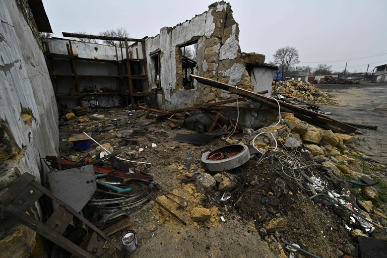 Ukraine war: Two killed in Russian airstrike on Kherson