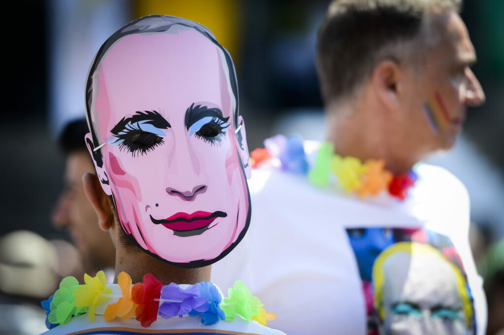 Putin signs law banning 'LGBT propaganda'