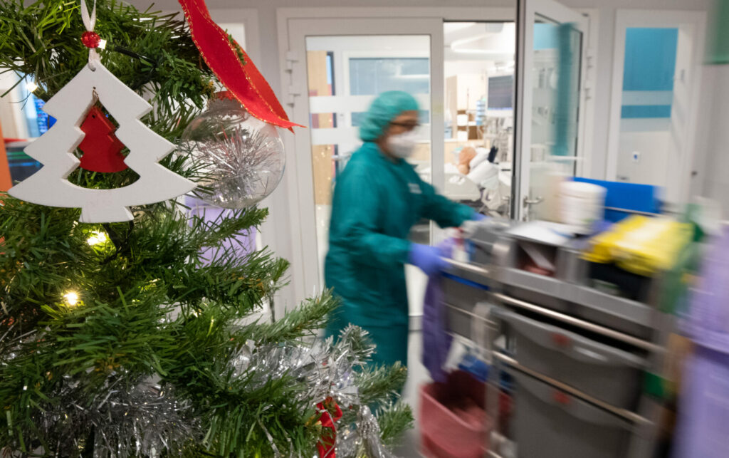 Daily Covid-19 cases up 21%, hospitalisations near 110 per day