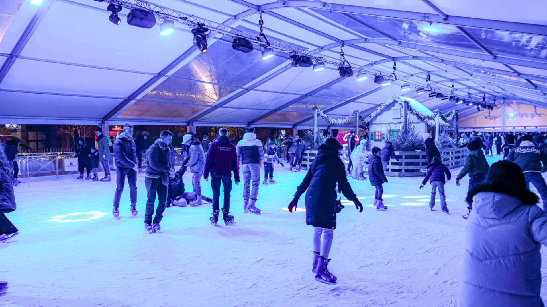 children-skating-on-ice-rink-kids-winter-sport-korcsolya-oktat-s