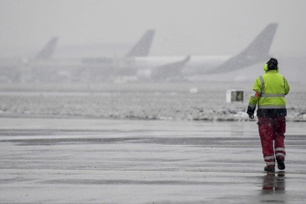 Freezing weather and snowfall cause major disruptions at London airports