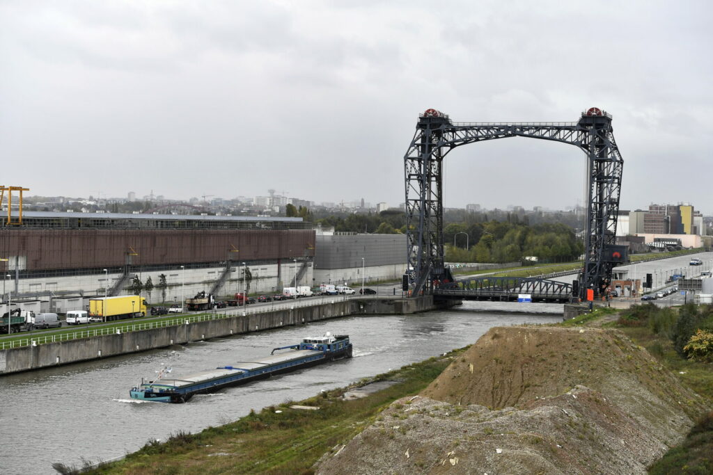 Blocked Buda Bridge threatens Brussels fuel supplies