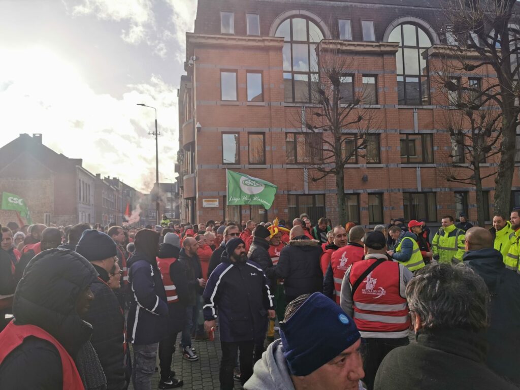 Liège Airport staff protest in front of Walloon government offices