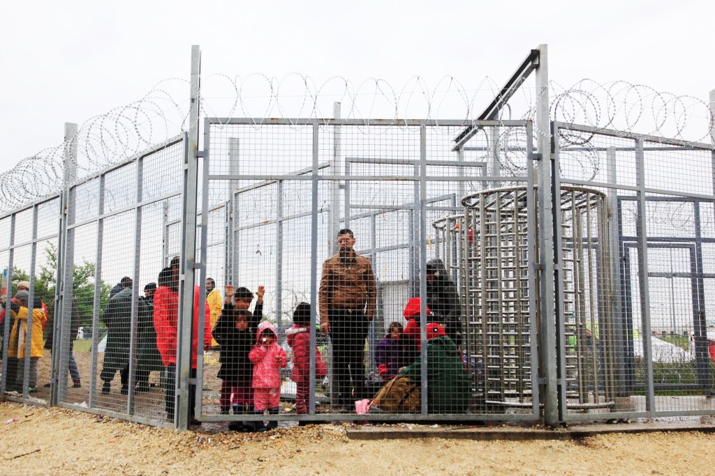 Build that wall: Controversial EU border fences to be discussed in migration summit