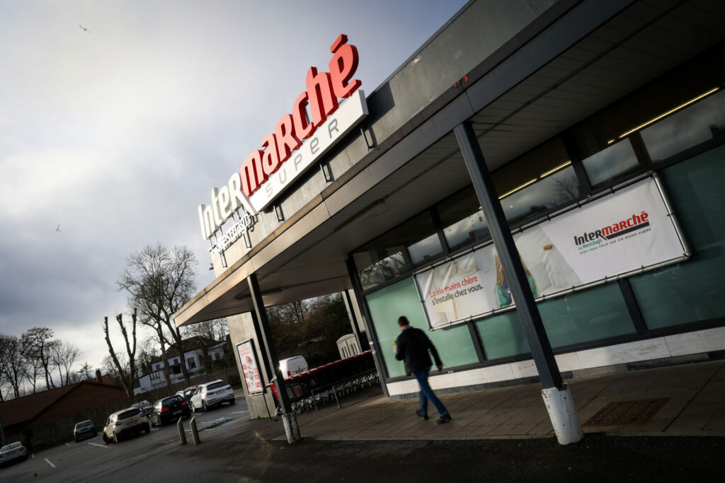 Two armed thieves rob Wallonia supermarket