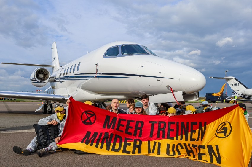 Extinction Rebellion blocks Brussels Airport private jet terminal