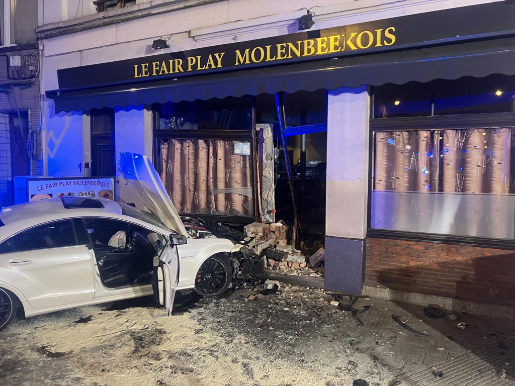 Car crashes into Molenbeek bar
