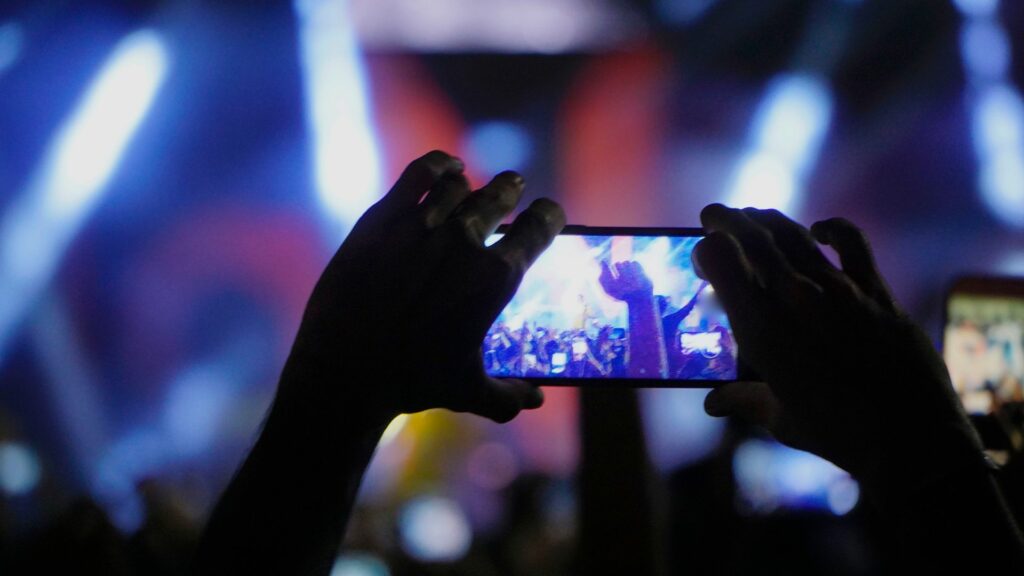 Brussels nightclub C12 bans smartphone cameras