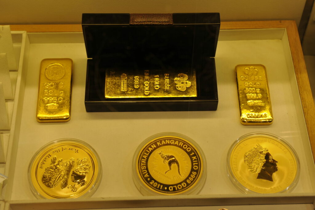 Price of gold rises above $2,000 per ounce