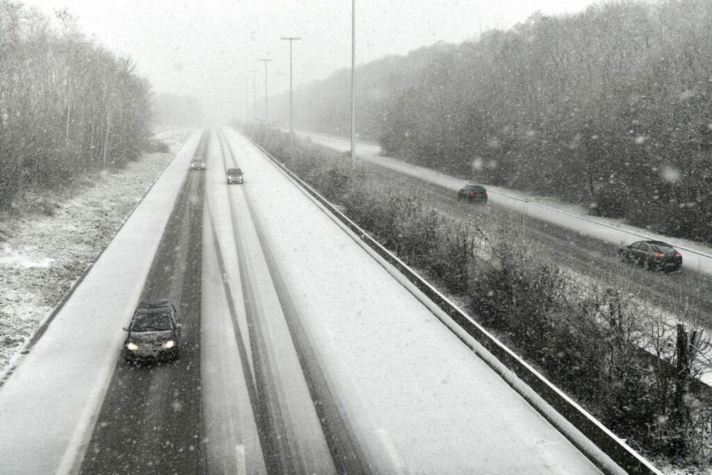Motorists caught off guard by morning snow flurries in Wallonia