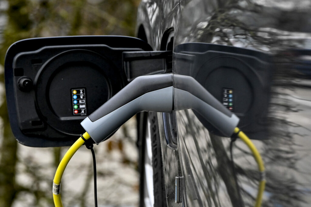 Electric vehicle charging points installed on streetlamps in Woluwe-Saint-Pierre