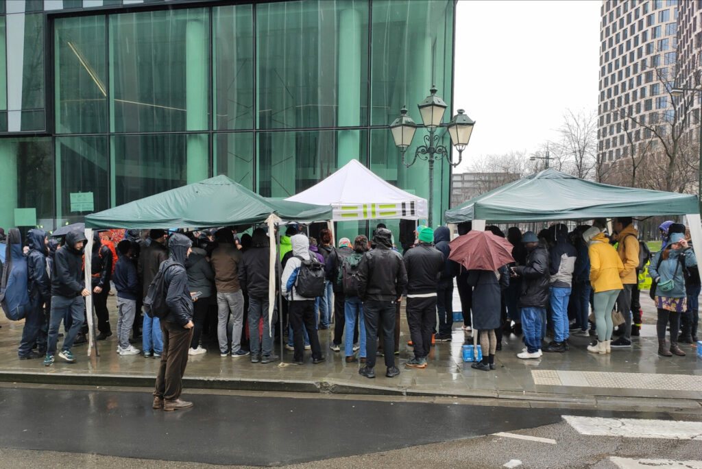 Dozens of people demonstrate in Brussels to respect the right to reception
