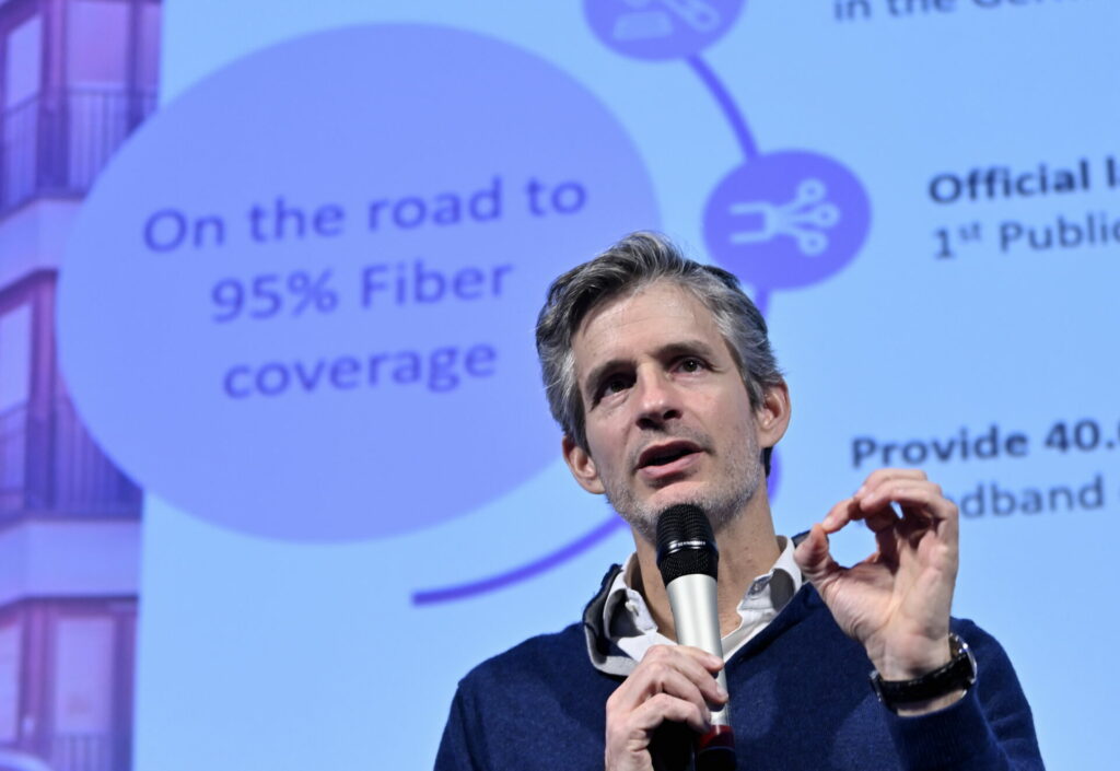 Proximus management fends off a barrage of attacks in the Chamber