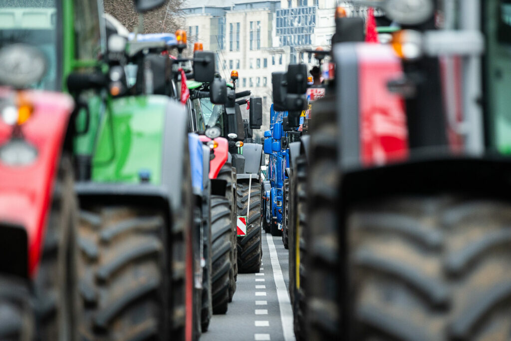 Over 2,700 tractors in Brussels: Traffic completely gridlocked during evening rush