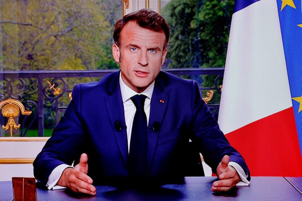 Macron sets himself 100-day deadline to act 'in the service of France'