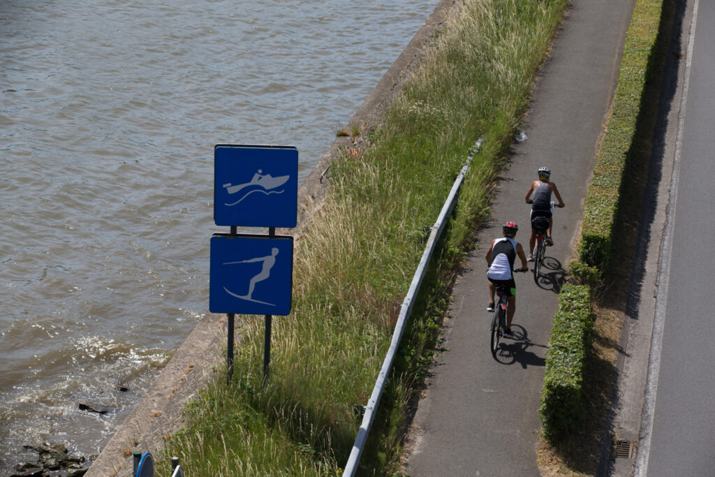 Major oil spill in Bruges canals interrupts navigation