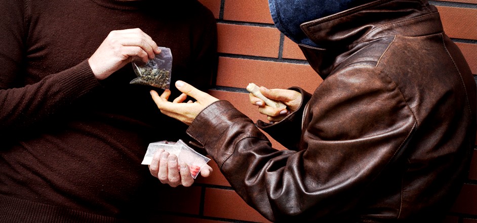 Dealer arrested for trying to sell drugs to police