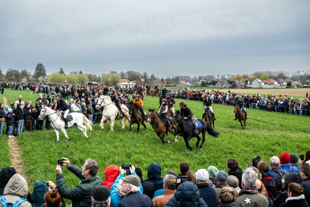 Hakendover equestrian procession attracts 25,000 visitors