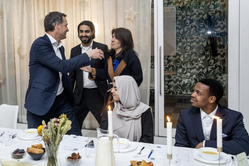 Alexander De Croo, Alexia Bertrand break the fast with young people in Brussels