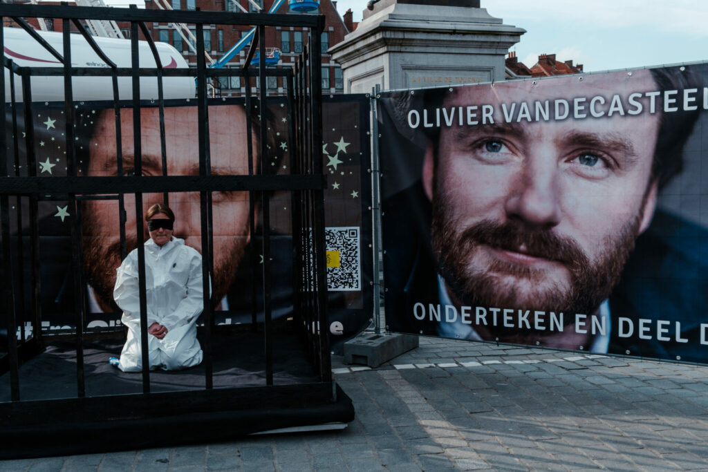 Olivier Vandecasteele's niece locks herself in a cage for 24 hours in Tournai