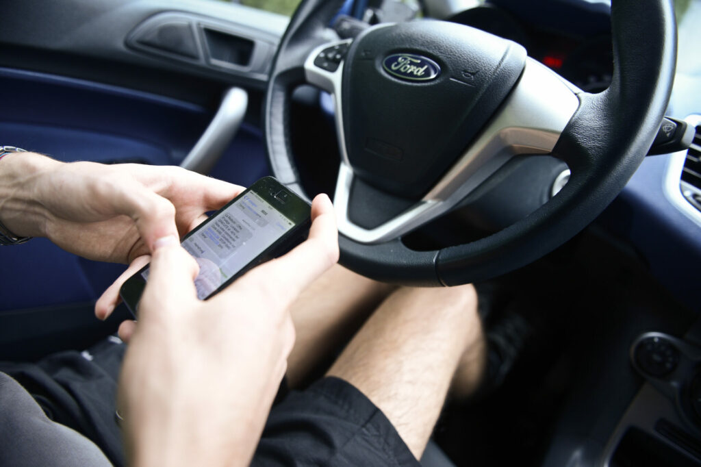 Over a third of Walloons admit to using phone while driving