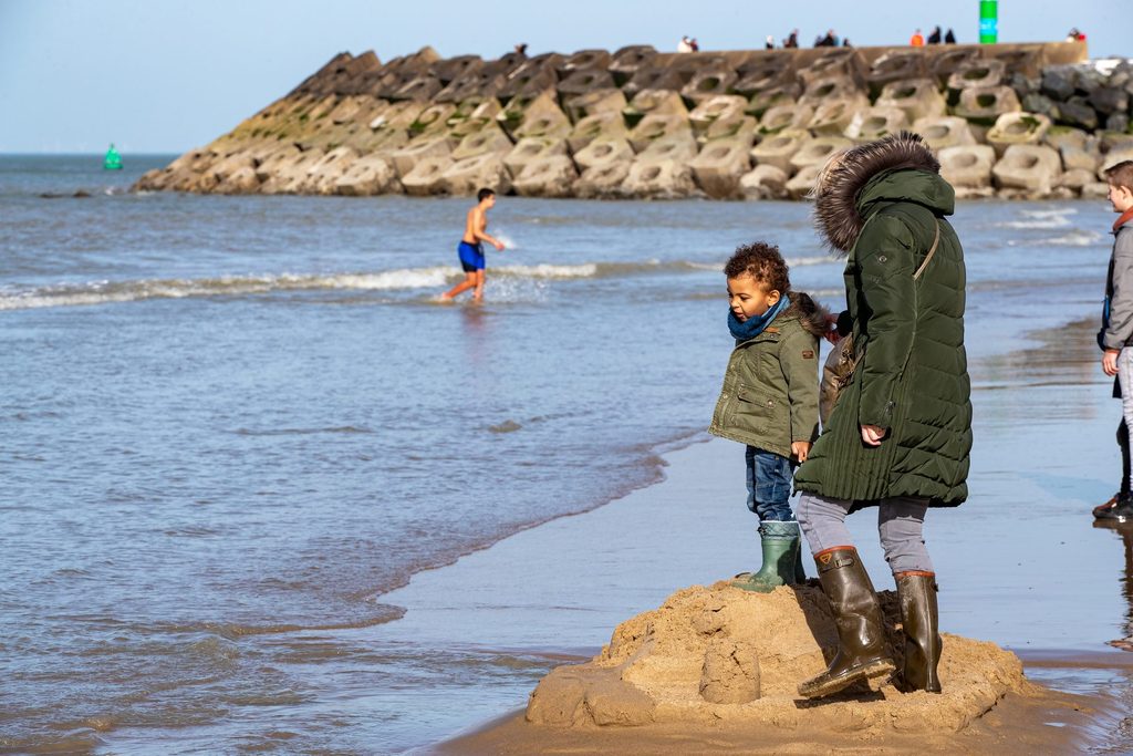 Weekend sun: Coastal visitors warned against very cold sea