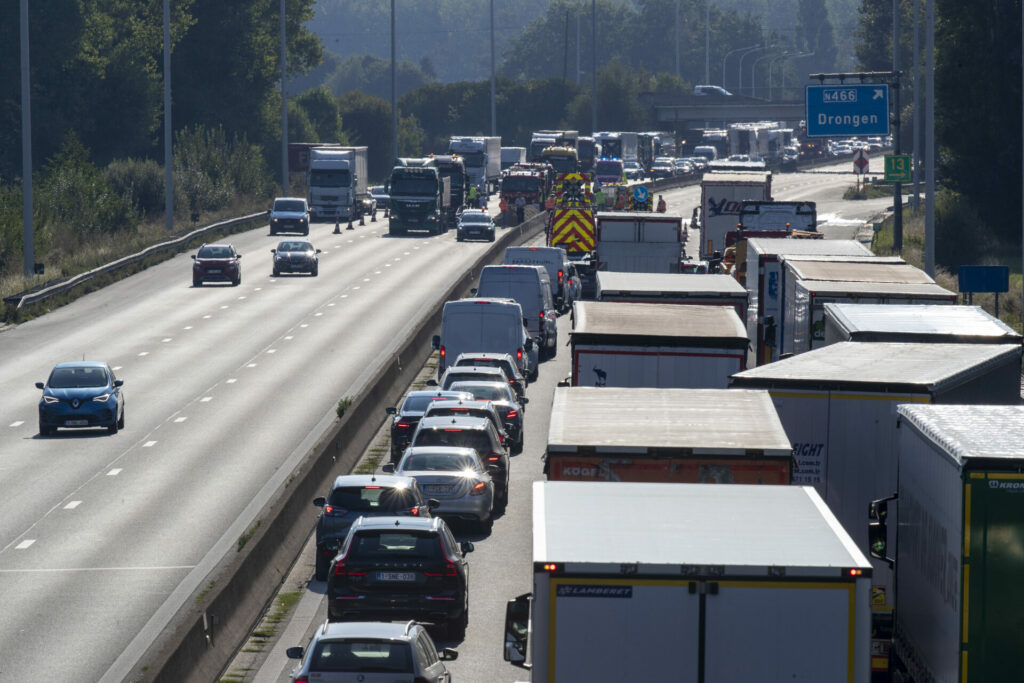 Lengthy traffic jams following fatal accident on E40