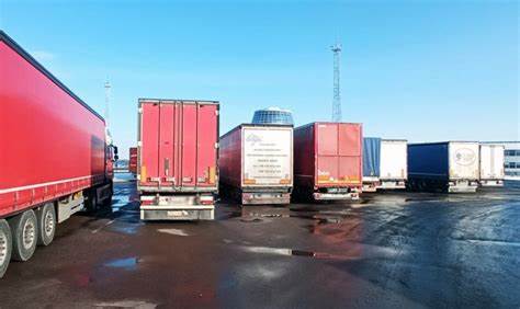 Poland closes border to trucks, sanctions 365 Belarusians