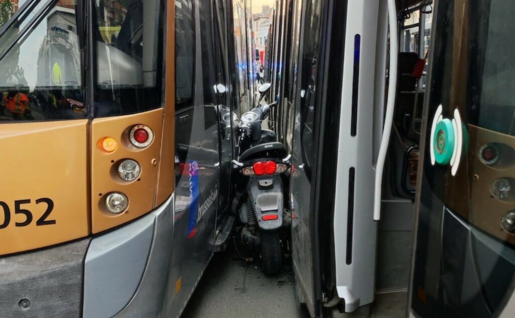 Man on moped trapped between two trams in Schaerbeek