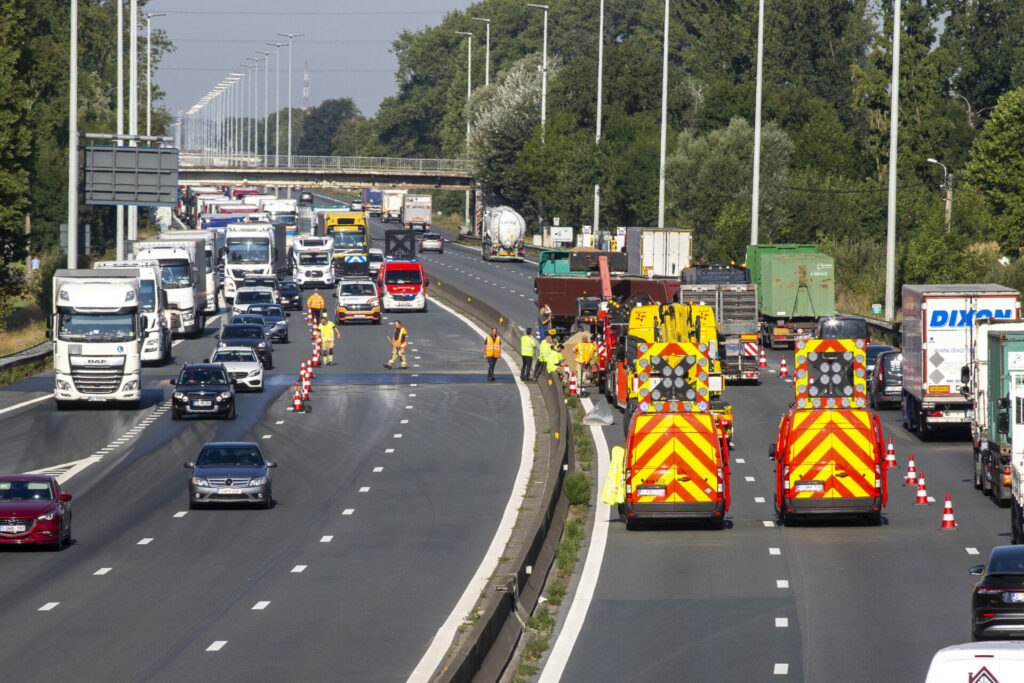 E40 motorway completely blocked after serious accident