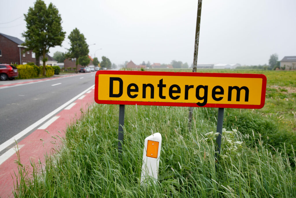 Teenage girls find dead body in stream, investigation launched