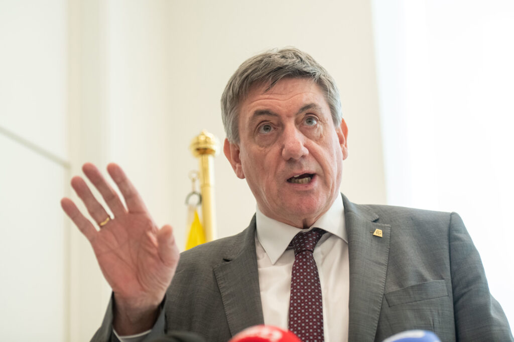 Flemish Minister-President also employed advisor on Bpost's payroll