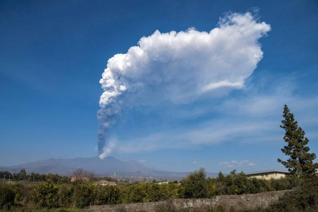 Mount Etna eruption forces airport to close