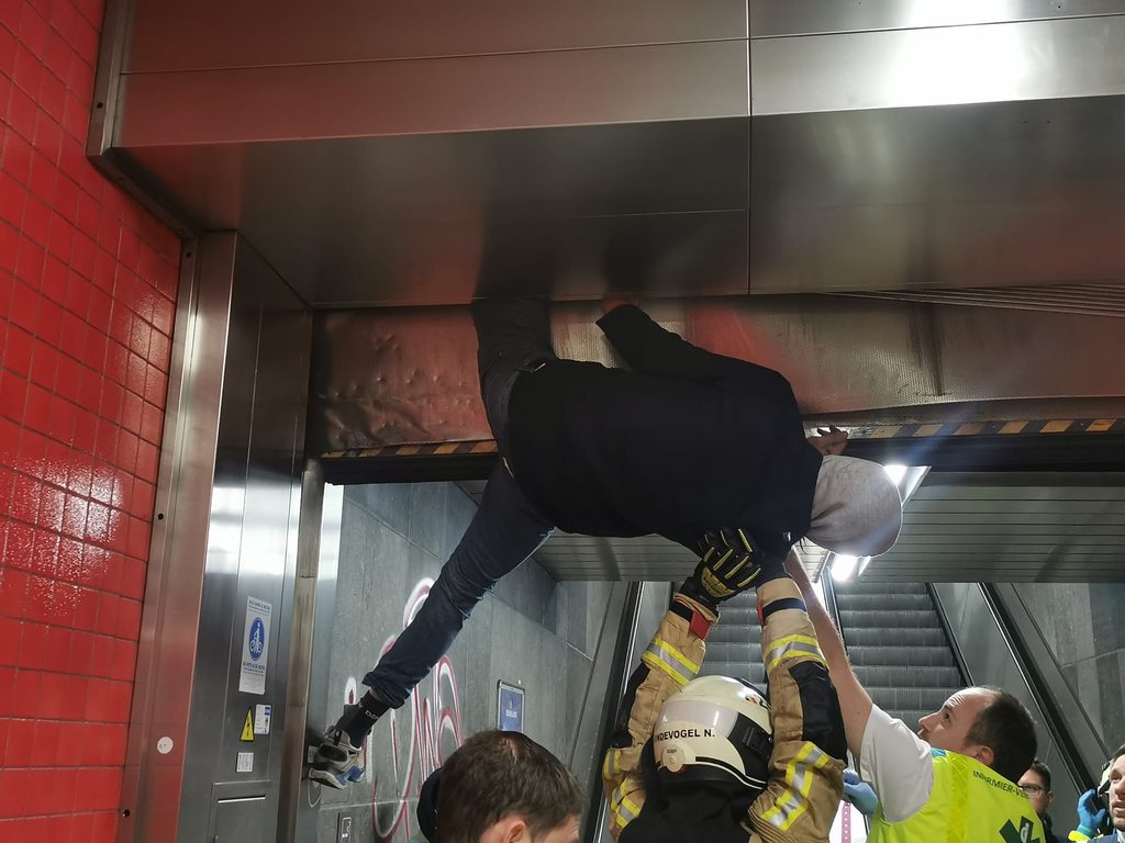 Man freed from roller shutter in Porte de Hal metro station