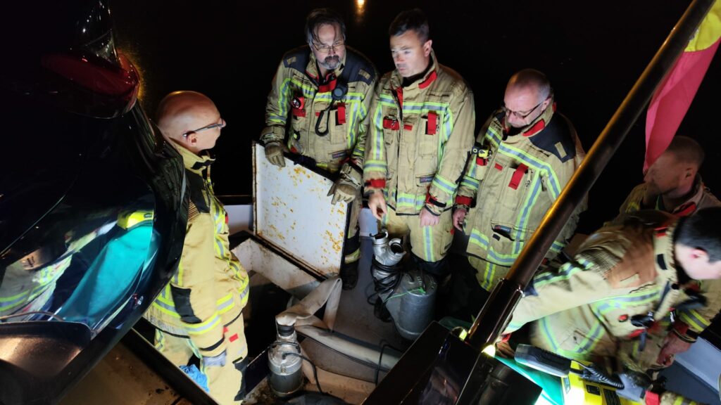 Firefighters save boat from sinking in Brussles