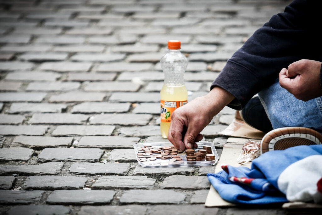 Ban on begging: 253 Belgian municipalities violate beggars' rights