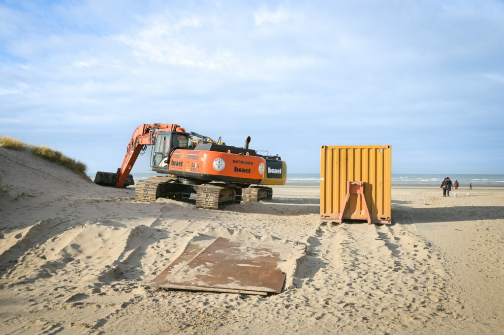 Unexploded war bomb found during excavation works on Belgian beach