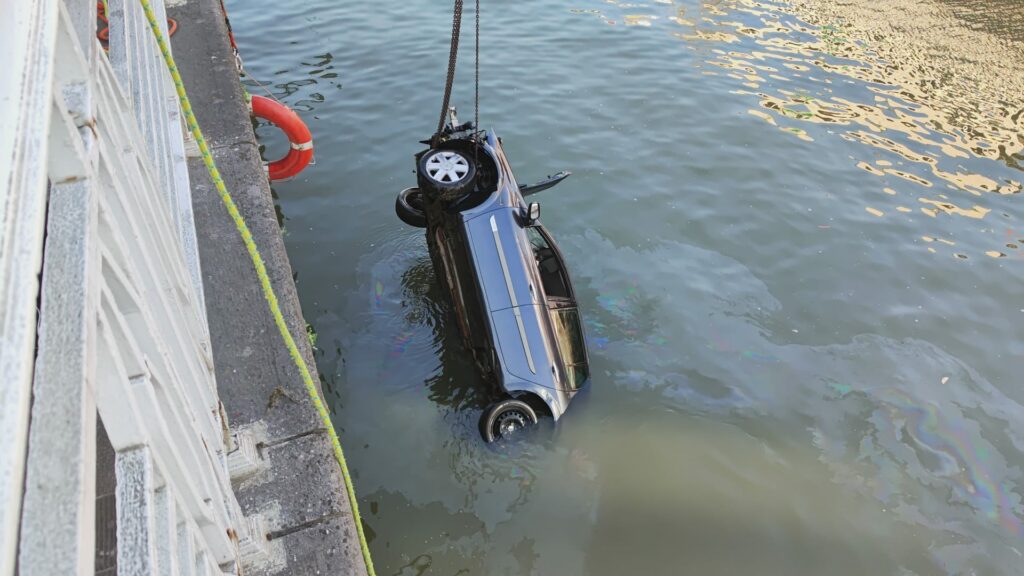 Car drives into Brussels Canal, driver flees