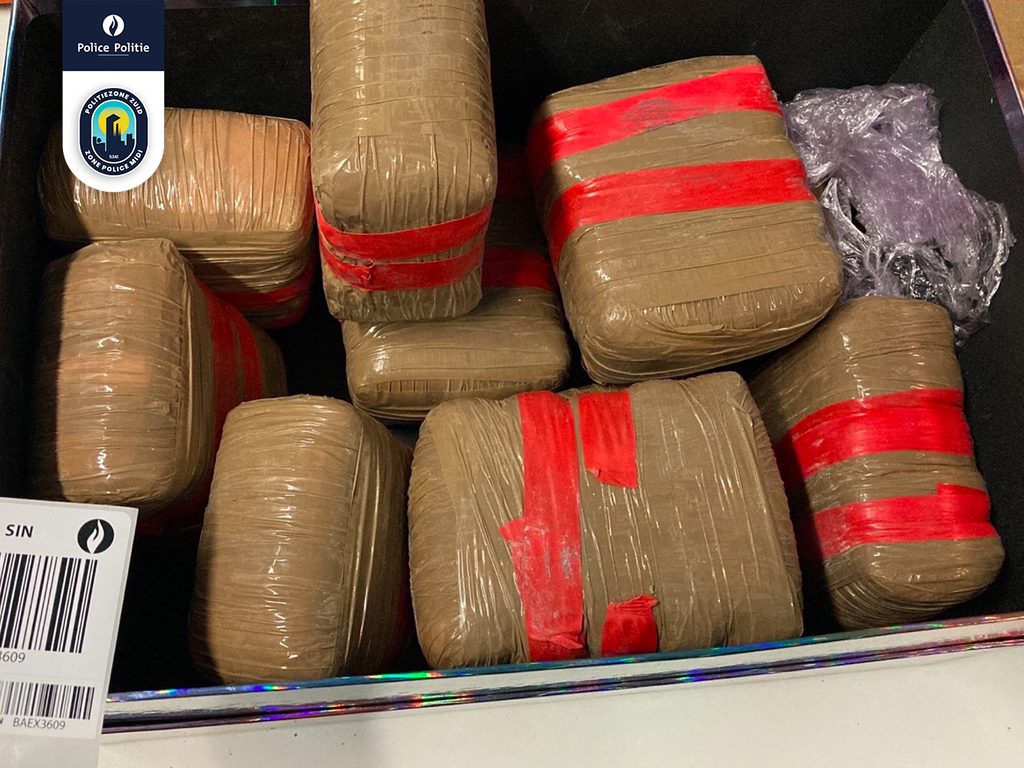 Brussels police seize 14 kg of drugs and €60,000 in large-scale operation