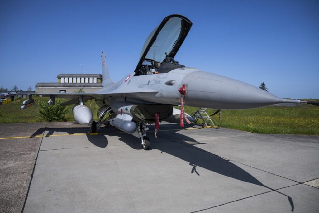 Kyiv sends pilots to Britain for training on F-16s