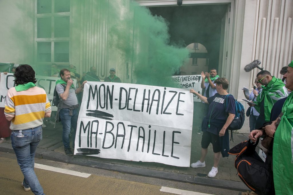 Delhaize staff and unions demonstrate in front of Prime Minister’s cabinet
