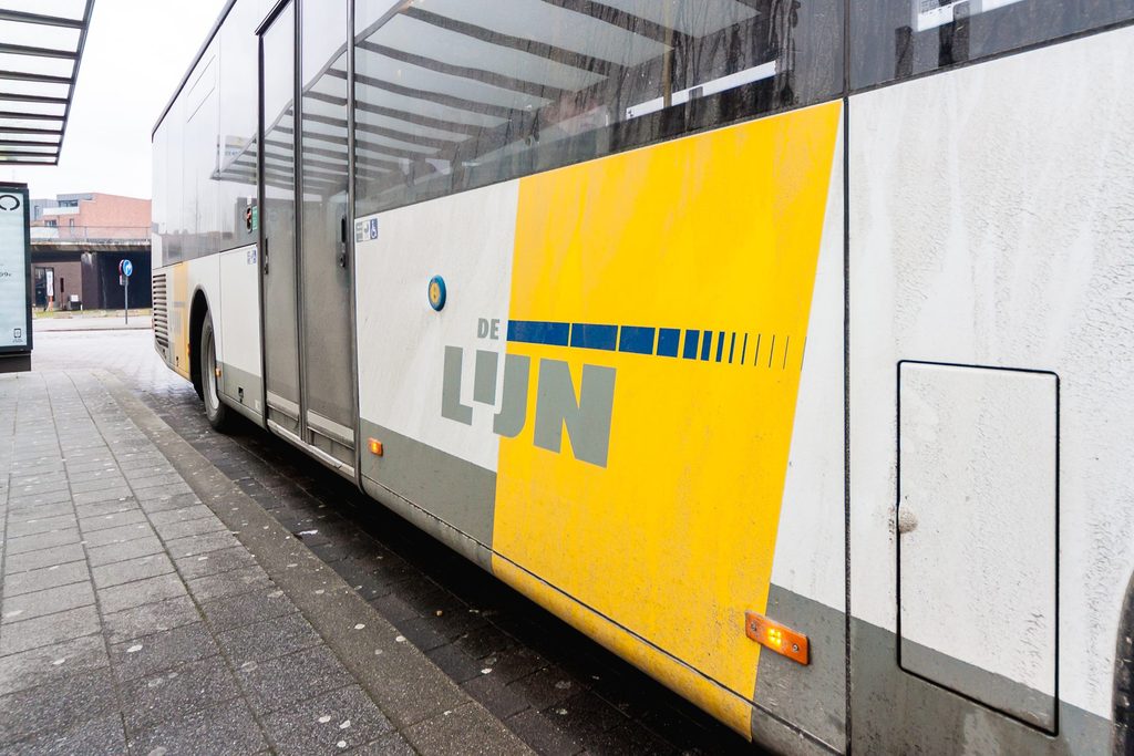 Girl falls off De Lijn bus due to 'anti-Francophone' driver