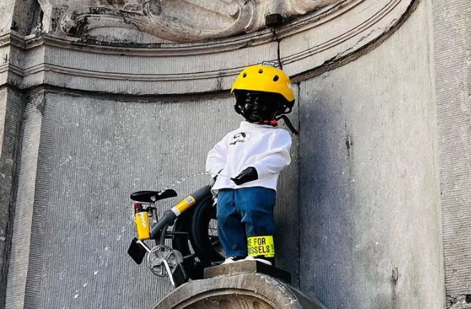 Manneken Pis dressed with cycling suit for World Bike Day